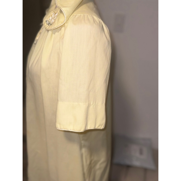 Vintage Yellow house coat embroidered flowers Loungees sz 14 snaps summer - Picture 7 of 11
